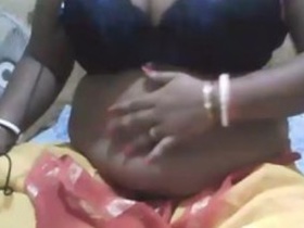 Desi auntie talks dirty in Hindi while masturbating