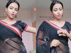 Curvy brunette flaunts her navel in a sari