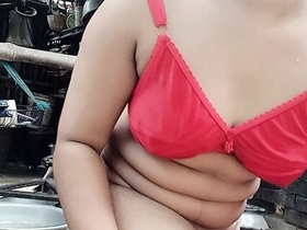 Akhi's bathroom selfie reveals her stunning pussy