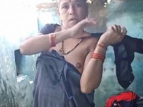 A nude Tamil Thanjavur auntie in solo video
