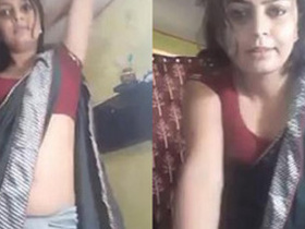 Desi auntie's cleavage and boobs get noticed in saree