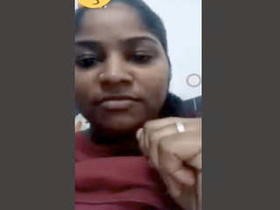 Tamil girl pleasures herself with fingering on video call
