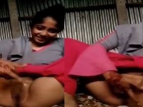 Desi girl from village enjoys solo play on camera