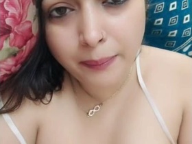 Meena Bhabhi's live performance is sure to leave you breathless