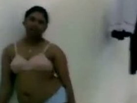 Mature Indian escort gets wild with client